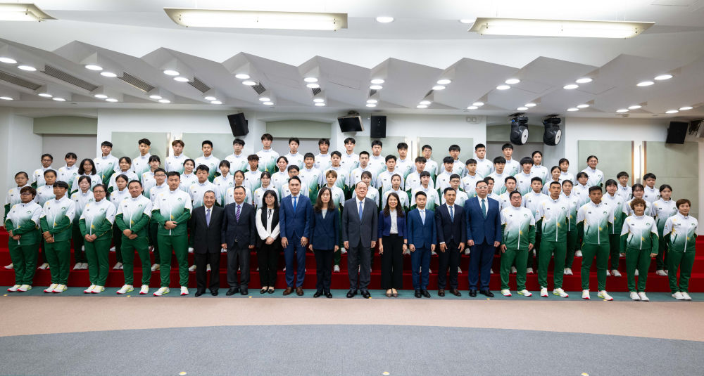 2023年10月30日，即将出征第一届全国学生（青年）运动会的中国澳门体育代表团在澳门特区政府总部参加辞行仪式。