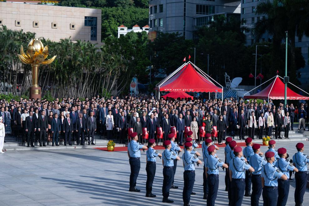 2024年10月1日，澳门特别行政区政府在金莲花广场隆重举行升旗仪式，庆祝中华人民共和国成立75周年。新华社记者 张金加 摄