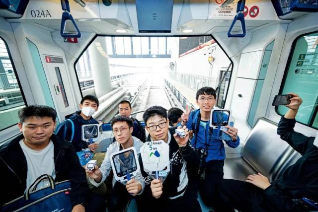 12月2日，市民搭乘澳门轻轨前往横琴站。图/新华