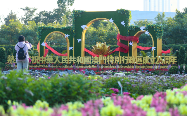 12月17日，市民在澳门一处庆?；ㄌ城芭恼铡Ｐ禄绶? title=