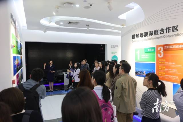 人们赴横琴粤澳深度合作区展厅了解合作区建设情况。 人们赴横琴粤澳深度合作区展厅了解合作区建设情况。