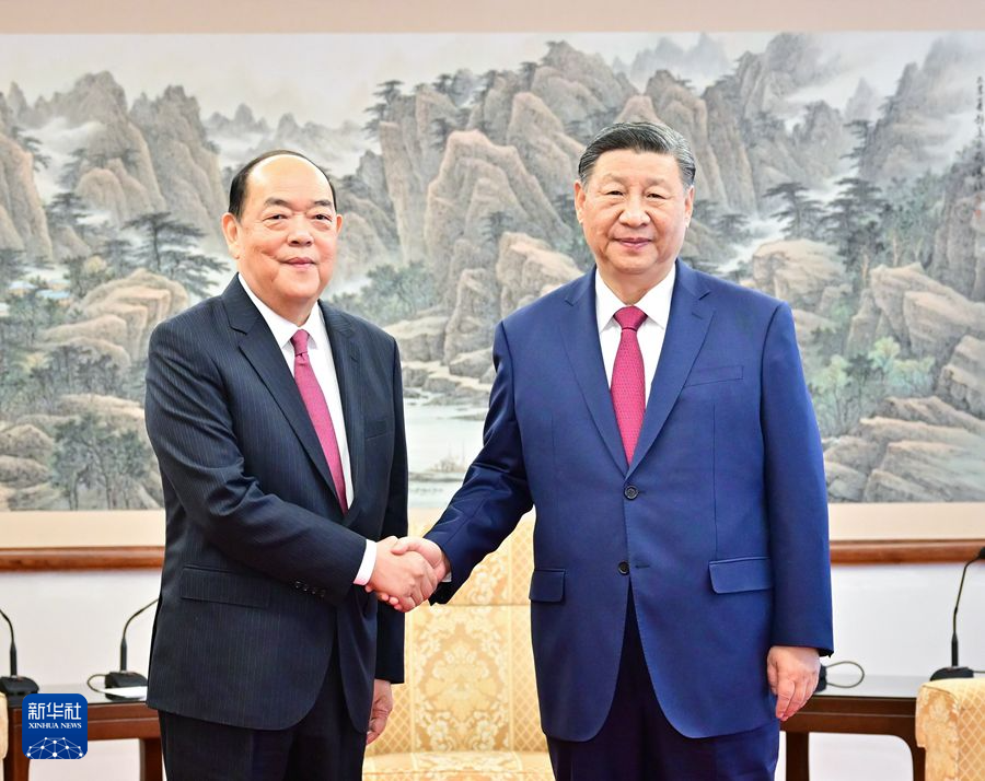 12月18日下午，国家主席习近平在澳门会见澳门特别行政区行政长官贺一诚。新华社记者 翟健岚 摄