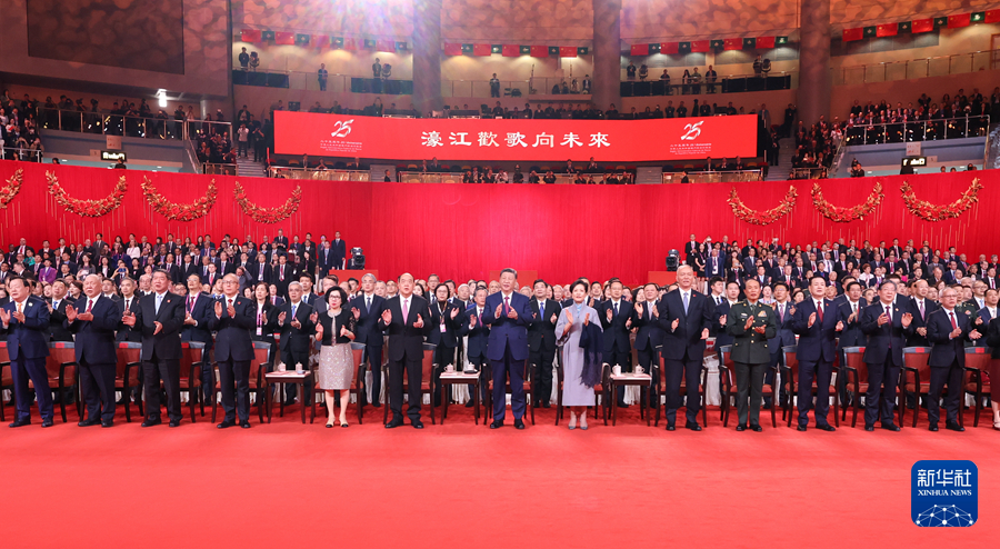  12月19日晚，庆祝澳门回归祖国25周年文艺晚会在澳门东亚运动会体育馆举行。中共中央总书记、国家主席、中央军委主席习近平观看演出。晚会最后，习近平同全场观众一起高唱《歌唱祖国》。新华社记者 丁林 摄