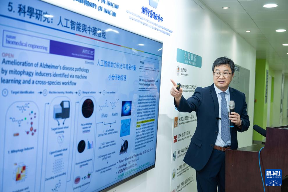 6月17日，中药质量研究国家重点实验室（澳门大学）主任、澳门大学中华医药研究院院长陈新介绍实验室情况。新华社记者 张金加 摄