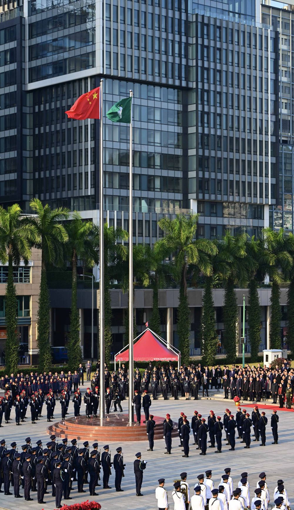 12月20日，澳门特别行政区政府隆重举行升旗仪式，庆祝澳门回归祖国25周年?！? title=