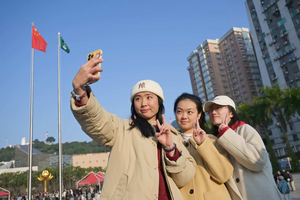 12月20日，澳门特别行政区政府隆重举行升旗仪式，庆祝澳门回归祖国25周年。　