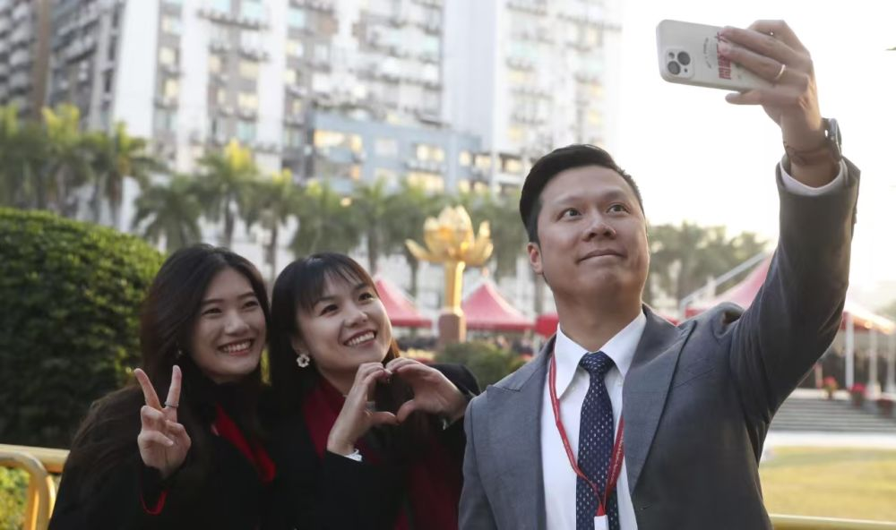 12月20日，澳门特别行政区政府隆重举行升旗仪式，庆祝澳门回归祖国25周年。　