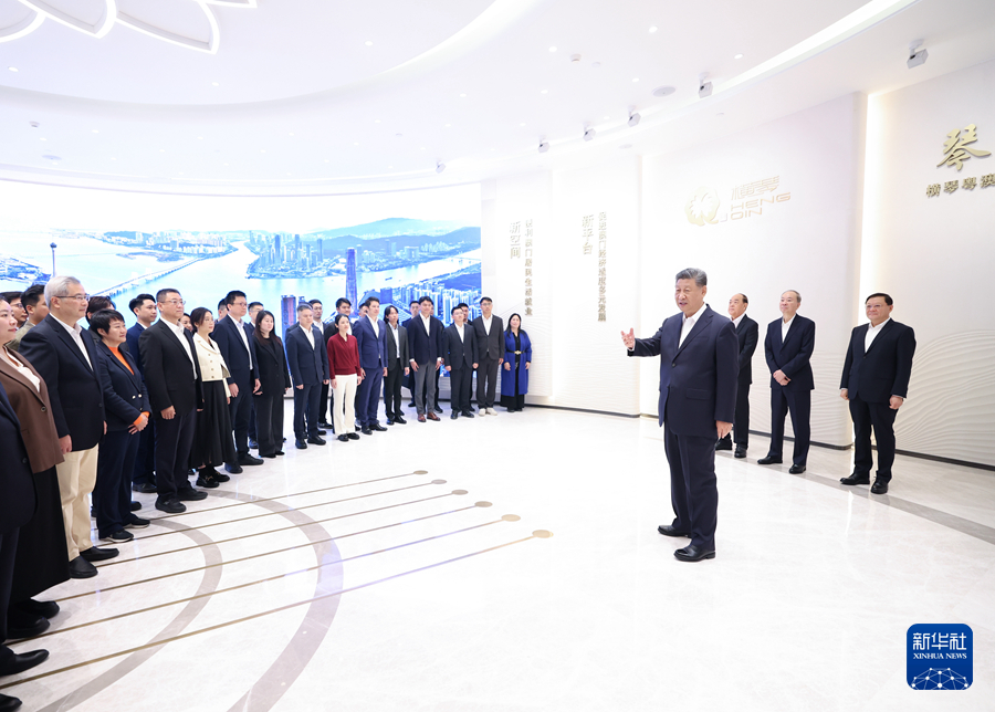 12月19日上午，中共中央总书记、国家主席、中央军委主席习近平在澳门特别行政区行政长官贺一诚陪同下，来到横琴粤澳深度合作区考察。这是习近平在横琴天沐琴台展示厅考察时，同参与横琴粤澳深度合作区规划、建设、管理、服务等各方面代表亲切交流。新华社记者 鞠鹏 摄