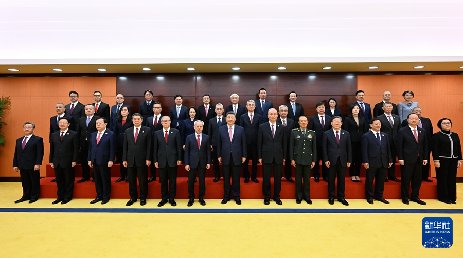 12月20日上午，国家主席习近平在澳门会见澳门特别行政区新任行政、立法、司法机构负责人。新华社记者 殷博古 摄
