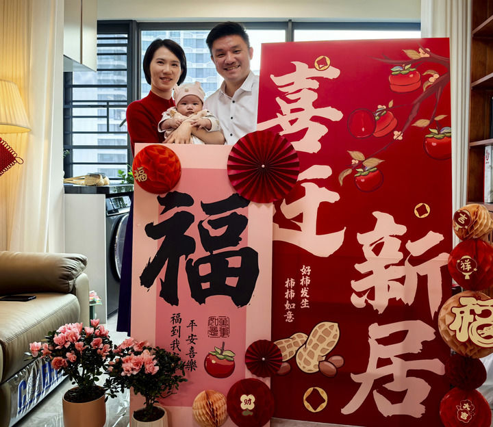 澳门创业青年黄滋才（右）和家人在“澳门新街坊”的家里合影（2024年12月6日摄）。新华社发