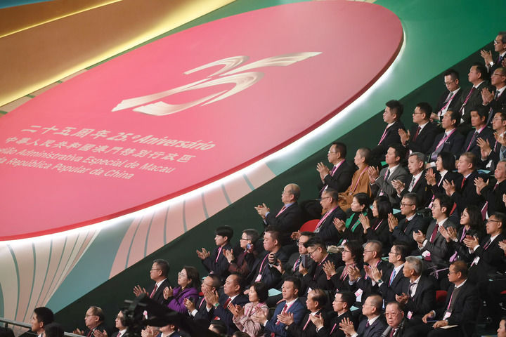 2024年12月20日，庆祝澳门回归祖国25周年大会暨澳门特别行政区第六届政府就职典礼在澳门东亚运动会体育馆隆重举行。这是嘉宾热烈鼓掌。新华社记者 陈铎 摄