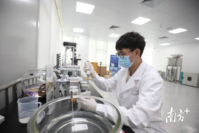 位于横琴·澳门青年创业者内的珠海澳大研究院，工作人员正在进行科研实验。南方+记者 关铭荣 摄