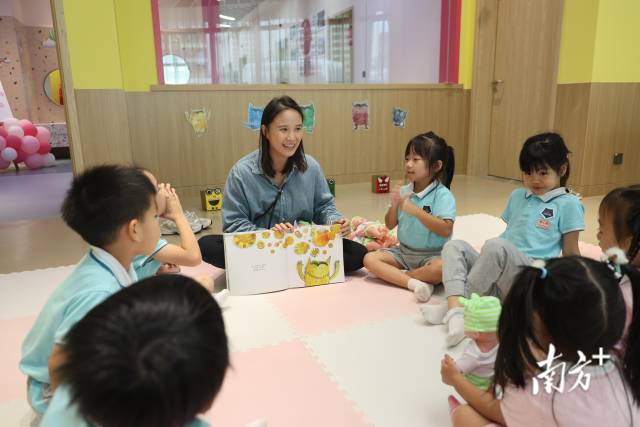横琴新街坊家庭服务中心，孩子们在听绘本故事。南方+记者 关铭荣 摄