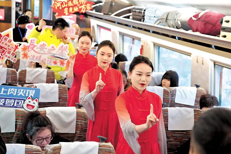 5日，随着新列车运行图的实行，以“龙凤呈祥”主题为外观涂色的G828次列车从西安北站驶向香港西九龙站方向。