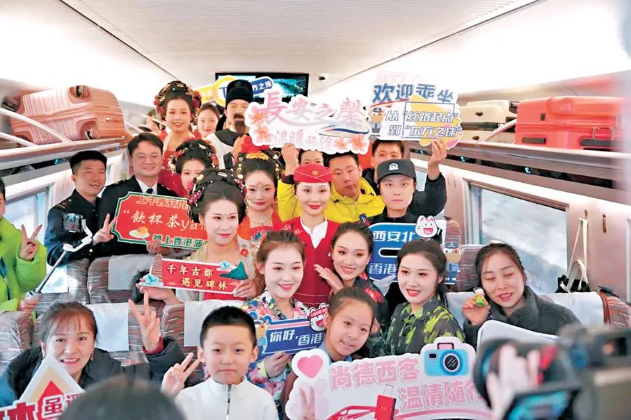 5日，随着新列车运行图的实行，以“龙凤呈祥”主题为外观涂色的G828次列车从西安北站驶向香港西九龙站方向。
