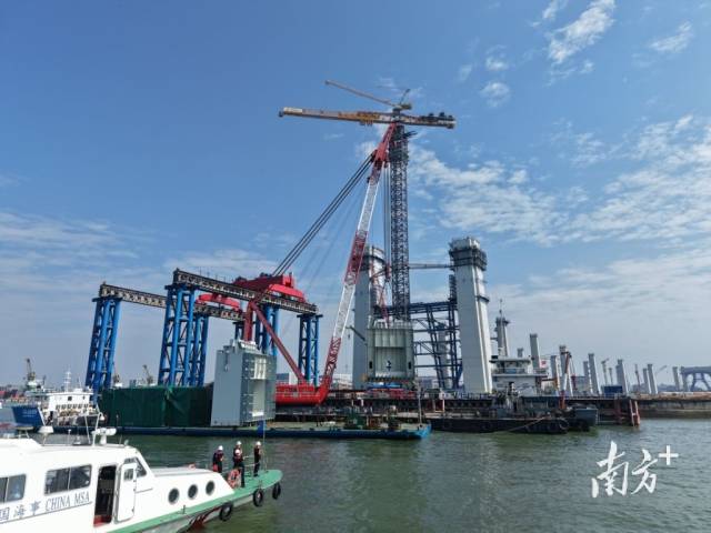狮子洋通道东莞侧塔柱钢壳及横梁节段顺利吊装，并成功实施对接。