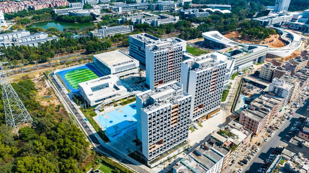 校区位于松山湖大学路南侧、石大路东侧地块，总规划用地170337.53平方米，总建筑面积约247746.91平方米，共由12栋建筑及1层人防地下室组成，并分为教学生活区和产学研区。