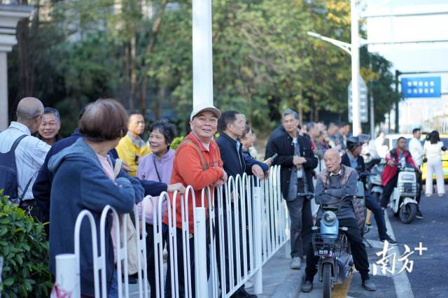 市民十分关注广佛大桥的开通。