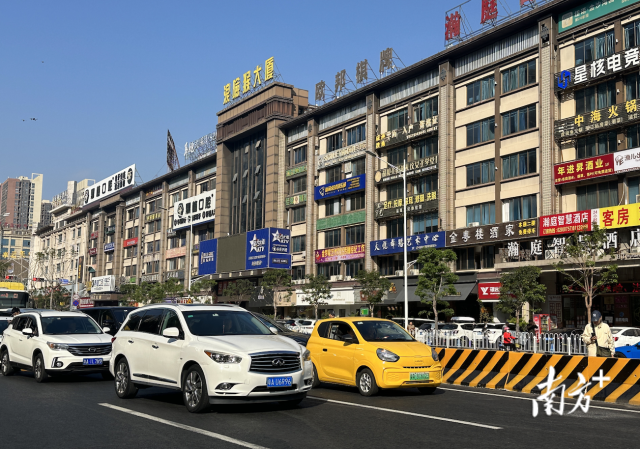 家住在大沥中海金沙湾的周先生得知大桥开通消息后，开着他的“小黄车”早早来排队。