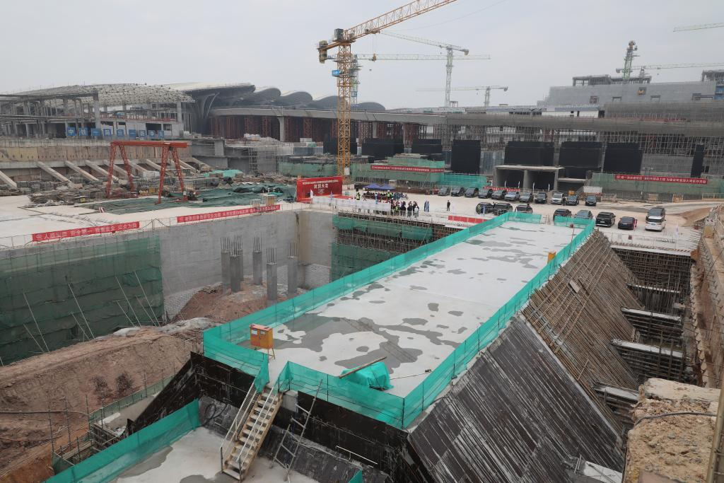 1月23日，白云机场三期扩建工程的综合交通中心的车站完成封顶。新华社记者田建川 摄