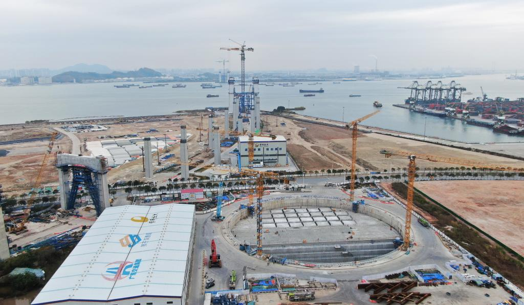 狮子洋大桥东主塔和东锚碇施工现场俯瞰（2025年2月6日摄，无人机照片）。新华社记者王瑞平 摄