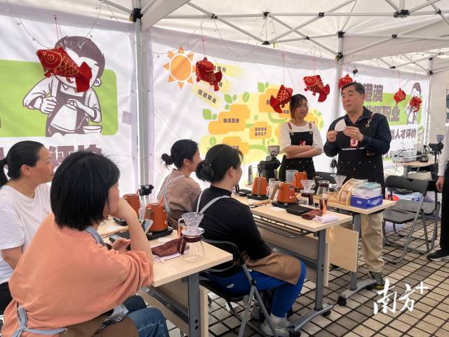 活动现场设置“即学职会 秒懂咖啡”展位。