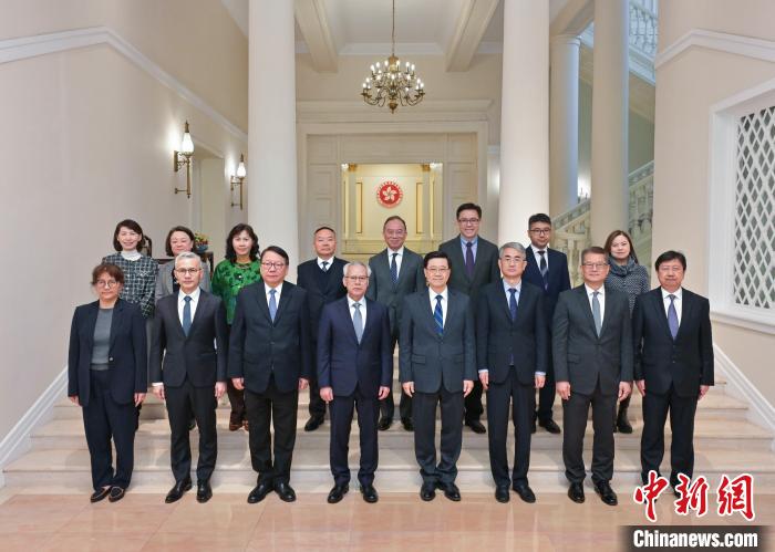 2月14日，香港特区行政长官李家超(前排右四)率多位香港特区政府官员在香港礼宾府会见率团来香港访问的澳门特区行政长官岑浩辉(前排左四)一行。　香港特区政府新闻处供图