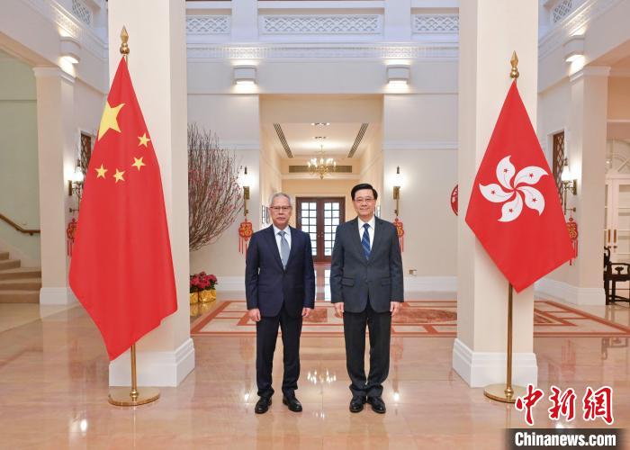 2月14日，香港特区行政长官李家超(右)在香港礼宾府会见率团来香港访问的澳门特区行政长官岑浩辉(左)?！∠愀厶厍挛糯┩? class=