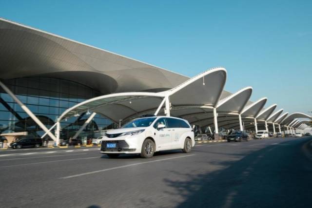 自动驾驶出租车Robotaxi开进广州白云国际机场。