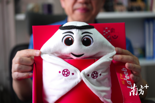 世界杯吉祥物拉伊卜（La'eeb）毛绒玩具。