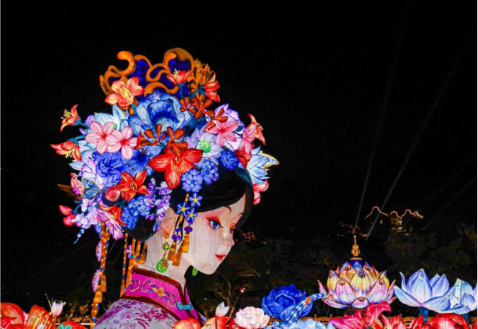 2025年粤港澳大湾区灯会上的《簪花女神》灯景。