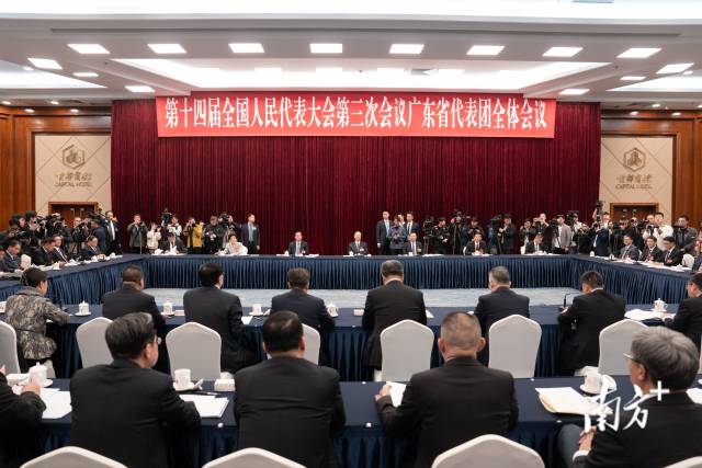 3月6日下午，十四届全国人大三次会议广东省代表团在住地举行全体会议，继续审议政府工作报告，审查计划报告和草案、预算报告和草案，来自107家境内外媒体的267名记者到会旁听。南方+记者 张梓望 摄