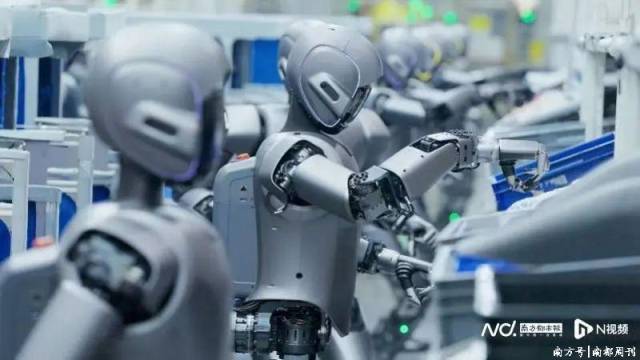 优必选工业人形机器人集群进入极氪5G智慧工厂实训。
