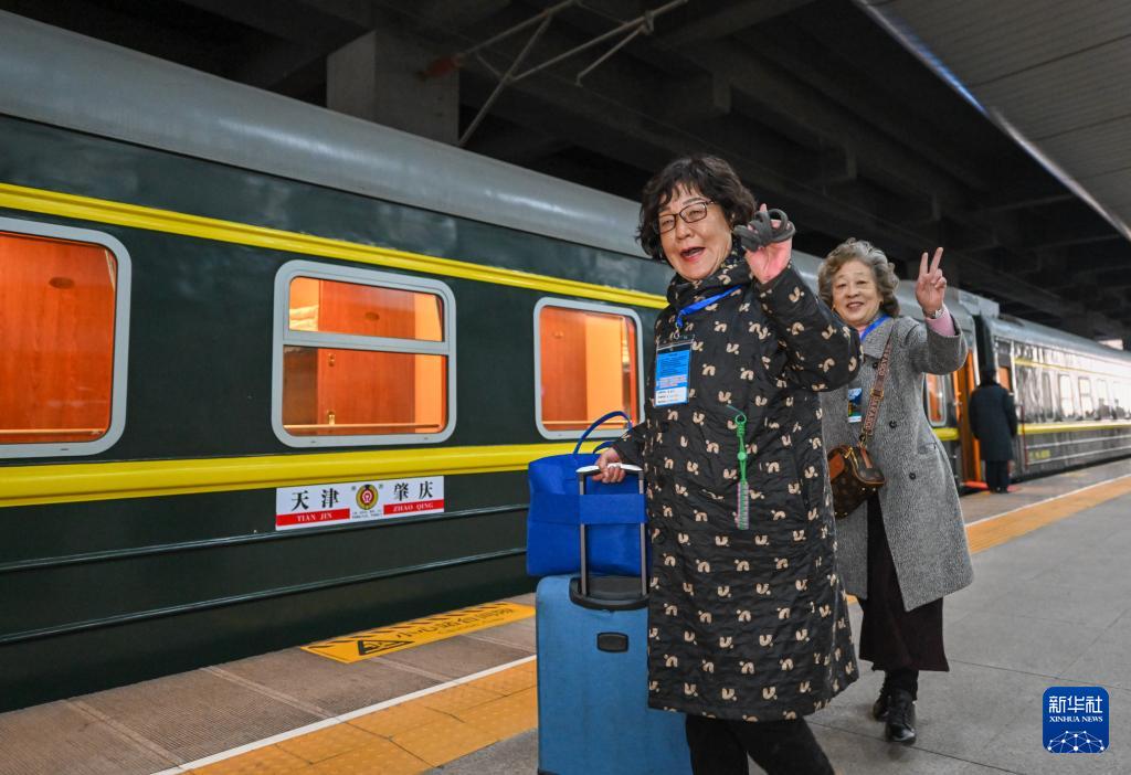 3月15日，银发族游客在天津站准备搭乘银发旅游列车出发。新华社记者 孙凡越 摄