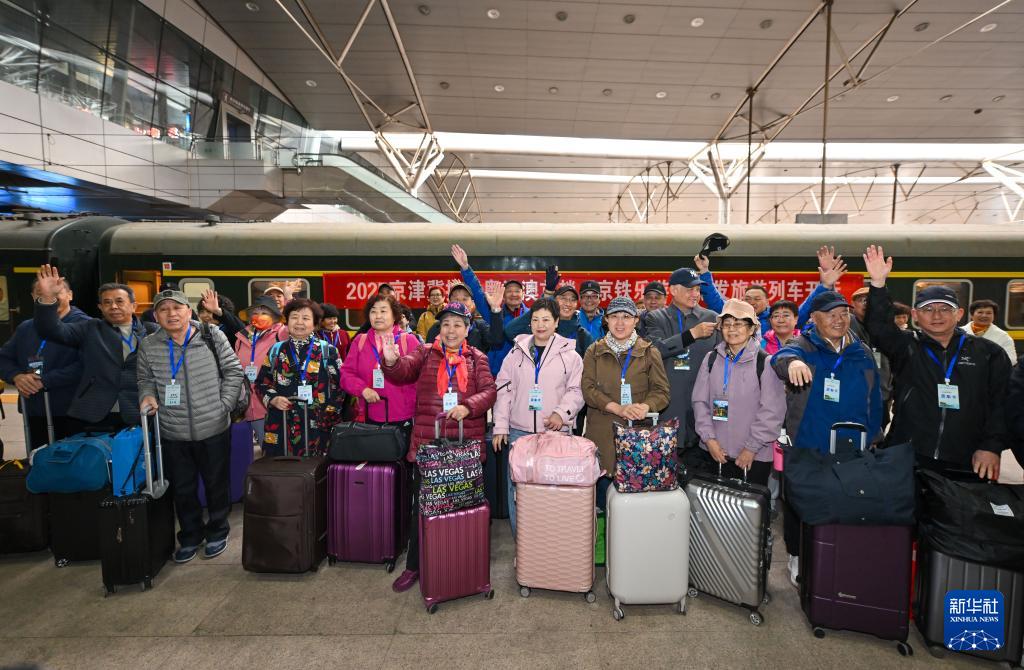 3月15日，银发族游客在天津站准备搭乘银发旅游列车出发。新华社记者 孙凡越 摄