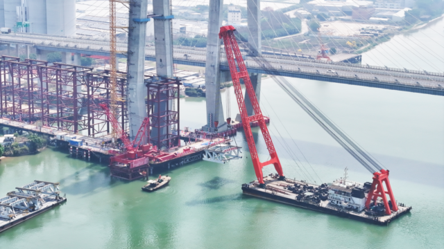 △跨磨刀门水道主桥首榀钢桁梁成功架设，深江高铁建设迎来新进展。