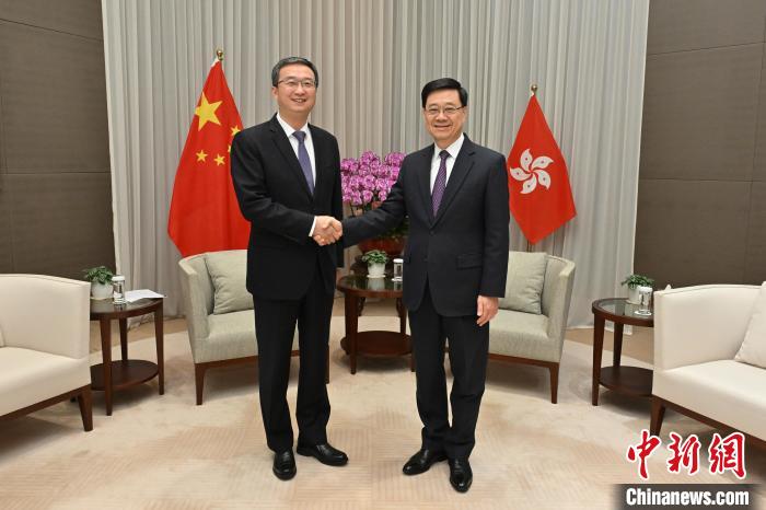 3月18日，香港特区行政长官李家超(右)与东莞市委书记韦皓(左)会面。香港特区政府新闻处供图