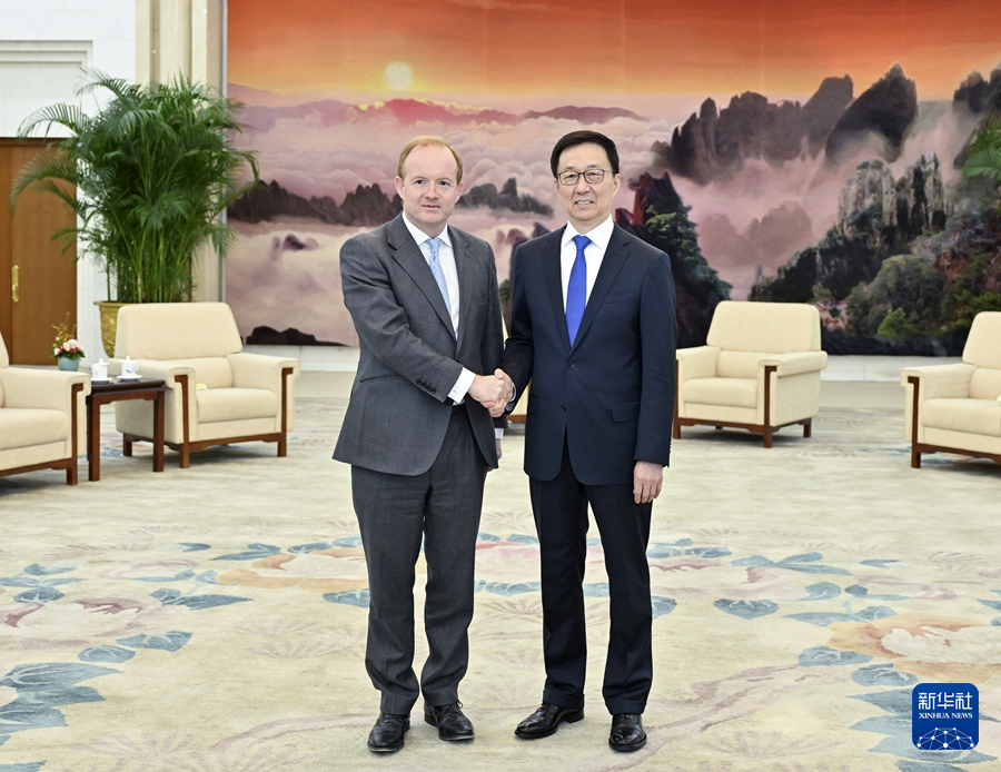 3月24日，国家副主席韩正在北京会见来华参加中国发展高层论坛2025年年会的英国太古集团行政总裁施铭伦。新华社记者 殷博古 摄