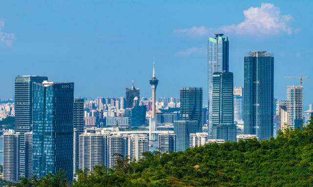 “澳门+横琴”新定位被摆在更显著位置。图为俯瞰琴澳地标建筑。