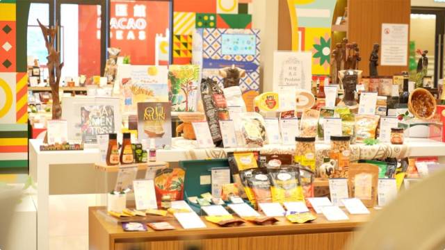 中国与葡语国家商贸服务合作综合大楼内设有葡语国家产品展示中心。