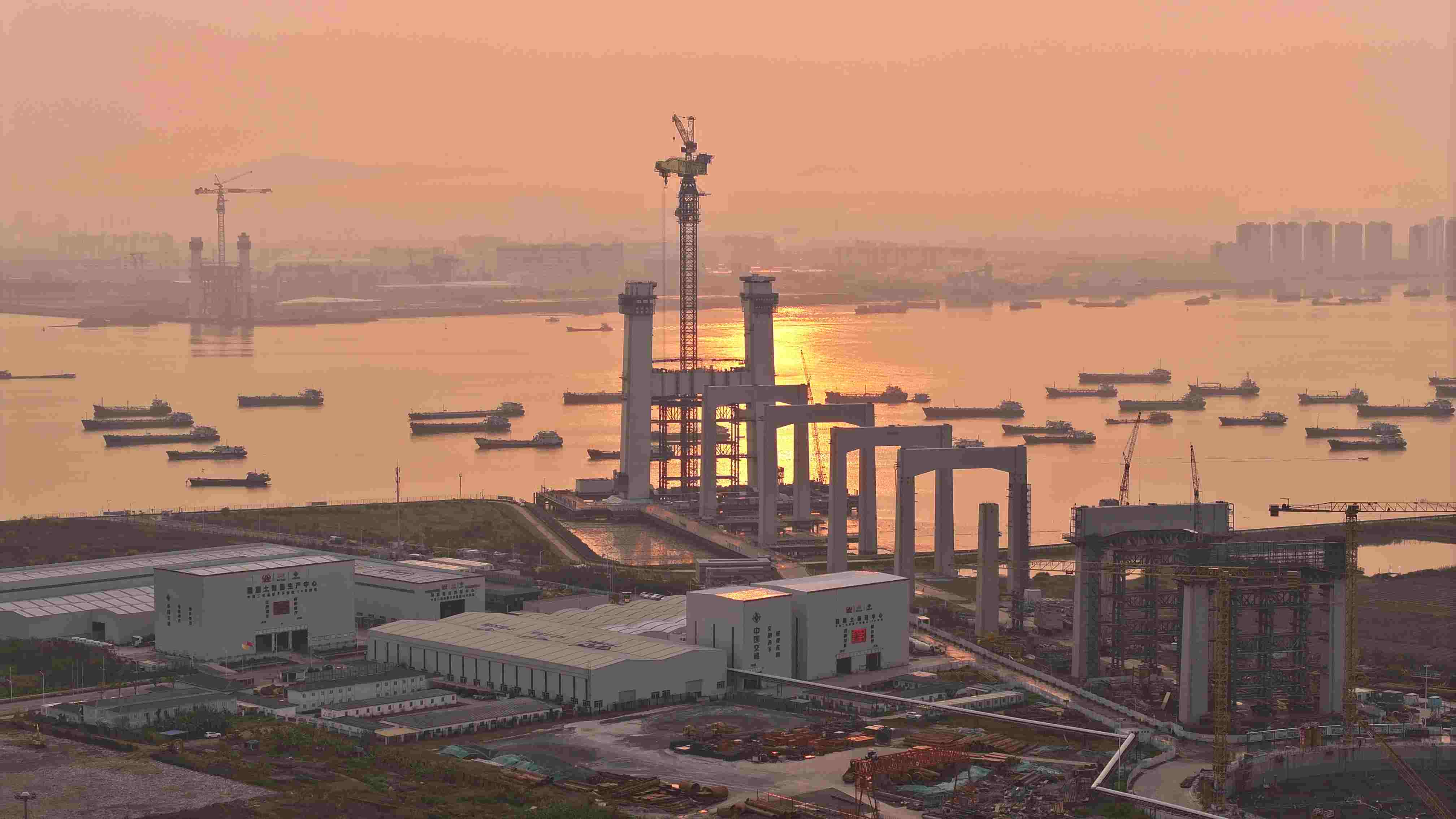 4月2日凌晨5时，狮子洋大桥索塔建设高度突破100米。摄影：张政