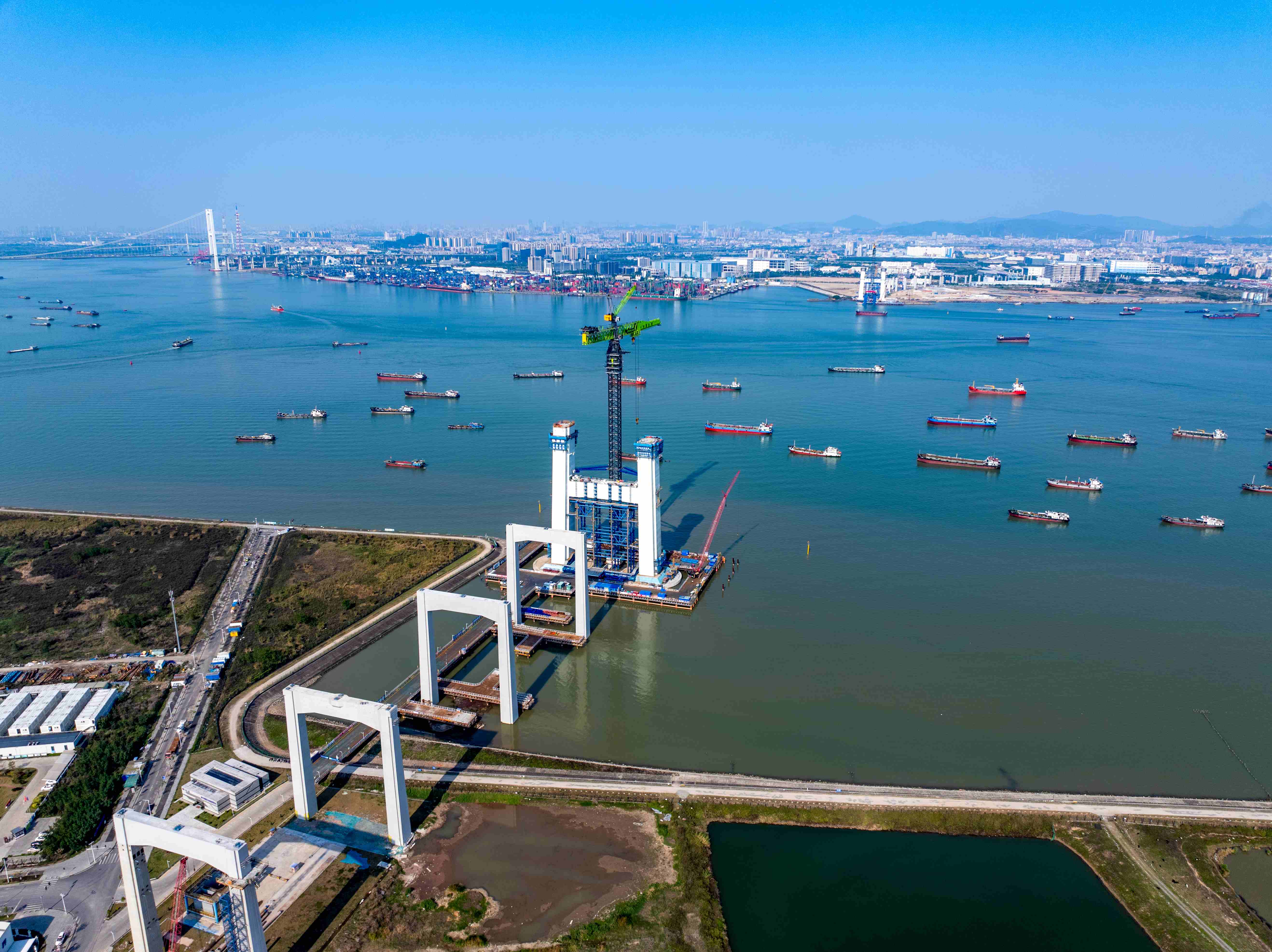 建设中的狮子洋通道。摄影：冯珠仔