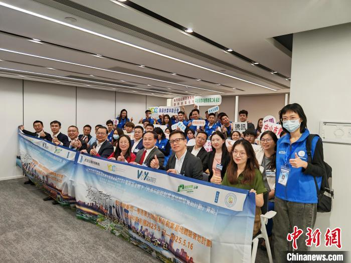香港特区政府民政及青年事务局创新创业基地验资助计划下的“香港青年成就梦想—粤港澳大湾区创新创业基地体验资助计划”15日于香港举行启动礼。   4月15日，“香港青年成就梦想—粤港澳大湾区创新创业基地体验资助计划”在香港举行启动礼。(主办方供图) 　　主办方介绍，2019年5月，香港特区政府民政及青年事务局青年发展委员会推出“大湾区创客创业体验营”资助计划，并于2023年正式启动，当时有30人参与。此次计划吸引众多香港青年参与，两个团共80位青年入选。  　　启动礼上，“两岸三地青少年交流促进会”永远荣誉主席谭耀宗与中央人民政府驻香港特别行政区联络办公室(中央政府驻港联络办)新界工作部处长李成德共同为第一团(广州、佛山、中山和珠海)授旗；港区全国人大代表、“两岸三地青少年交流促进会”永远名誉主席林至颖与深圳市福田区青年联合会名誉主席黄睿共同为第二团(深圳和珠海)授旗。  　　谭耀宗致辞表示，粤港澳大湾区是国家发展战略的关键组成部分，为香港青年搭建了广阔的发展平台。香港青年应积极融入国家发展大局，充分利用粤港澳大湾区在科技智能、人工智能等领域的独特优势，希望青年通过此次活动，为自身未来发展积累经验。  　　“两岸三地青少年交流促进会”常务副会长兼体验团团长王荣平介绍，此次体验团将分两团出发，第一团在4月22日至26日进行，第二团时间为5月12日至16日。成员会走访广州、深圳等城市的创客基地与高新技术企业，了解粤港澳大湾区发展规划和基地运营情况。未来，该计划持续扩大规模，推动更多香港青年投身粤港澳大湾区建设?；够崃掀笠导?、专家提供一对一创业指导，协助对接内地产业链、投融资机构与政策，降低创业门槛。  　　中冶集团香港公司人力资源部经理王立表示，期待参与活动的香港青年们深入粤港澳大湾区内地城市创新创业，并收获佳绩。  　　香港浸会大学创新、转化及政策研究院经理童祁表示，高等院校已成为推动产业创新的重要主体，香港为创新创业者营造大量发展机遇，通过制度创新、资源整合及国际化平台建设，全方位赋能新兴产业生态的培育与发展。  　　青年代表苏智宏表示，自己曾参加过往体验团活动，收获颇丰。粤港澳大湾区市场潜力巨大，需要亲身探索。这次计划为大家提供了“第一桶金”和宝贵的人脉网络，让香港青年能更自信地迈出创新创业第一步