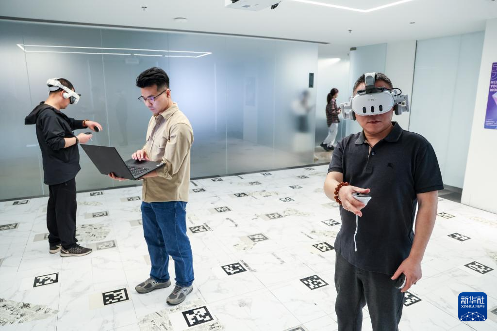 在位于深圳市南山区的元象科技实验室，研发人员进行VR设备测试（3月4日摄）。