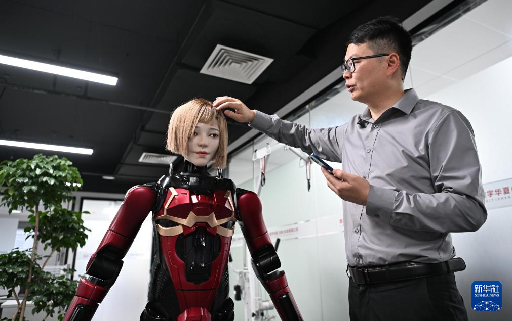 在数字华夏（深圳）科技有限公司，工作人员展示人形机器人夏澜（3月27日摄）。