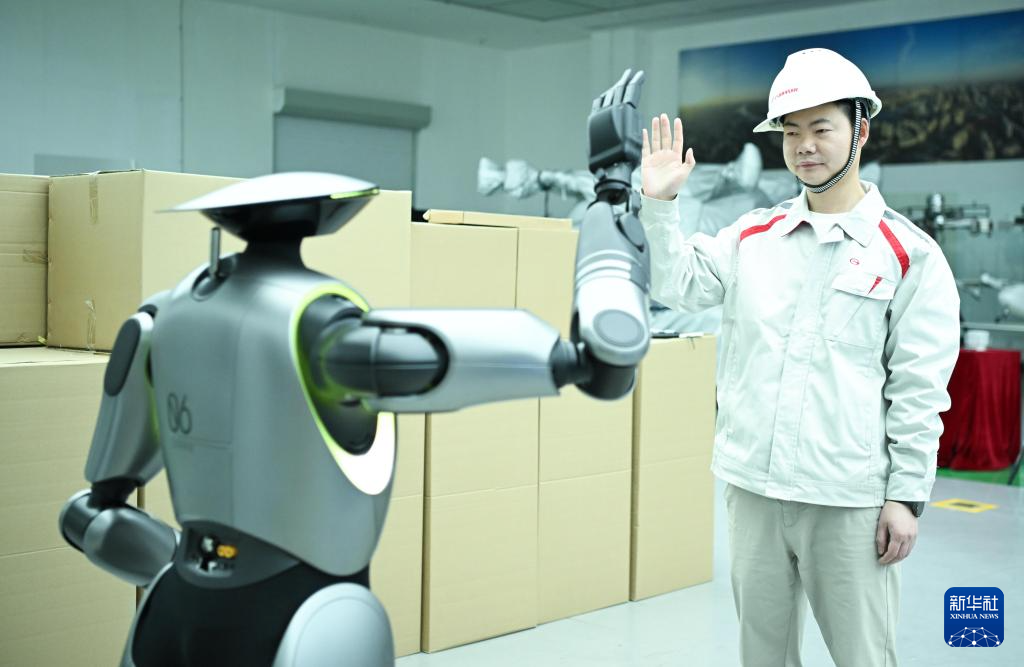 在位于广州的广汽研究院，技术人员演示人形机器人GoMate互动功能（3月18日摄）。