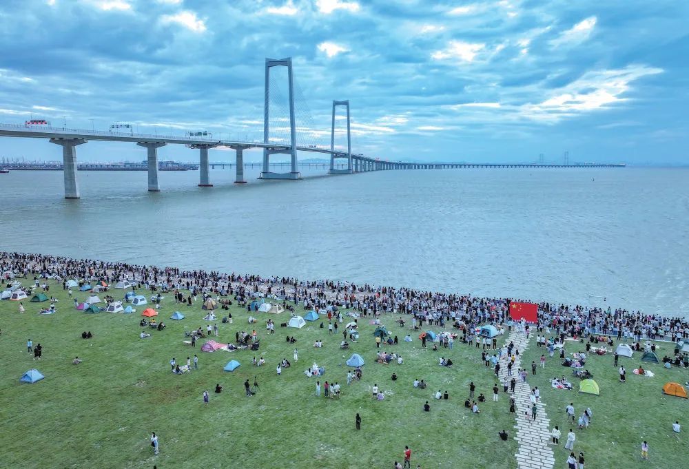 2024年10月，广东中山，市民在深中通道起步点大草坪等待日出