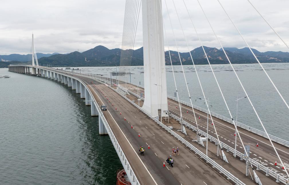  2月23日，运动员跑在深圳湾大桥上（无人机照片）。当日，2025深港马拉松赛暨第十五届全国运动会田径（马拉松）测试赛开跑。新华社记者 毛思倩 摄