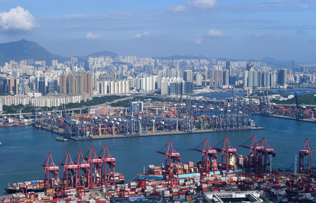 这是2024年9月17日拍摄的香港货柜码头。新华社记者 陈铎 摄