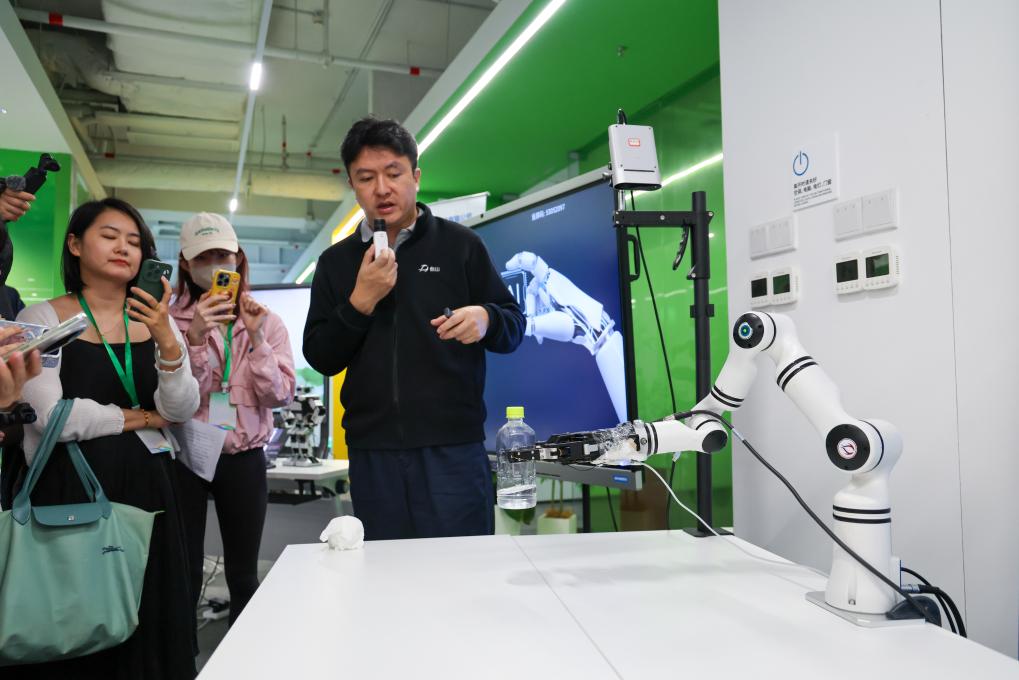  4月23日，他山科技CEO马扬展示公司产品在机器人领域的应用。新华社记者 梁旭 摄